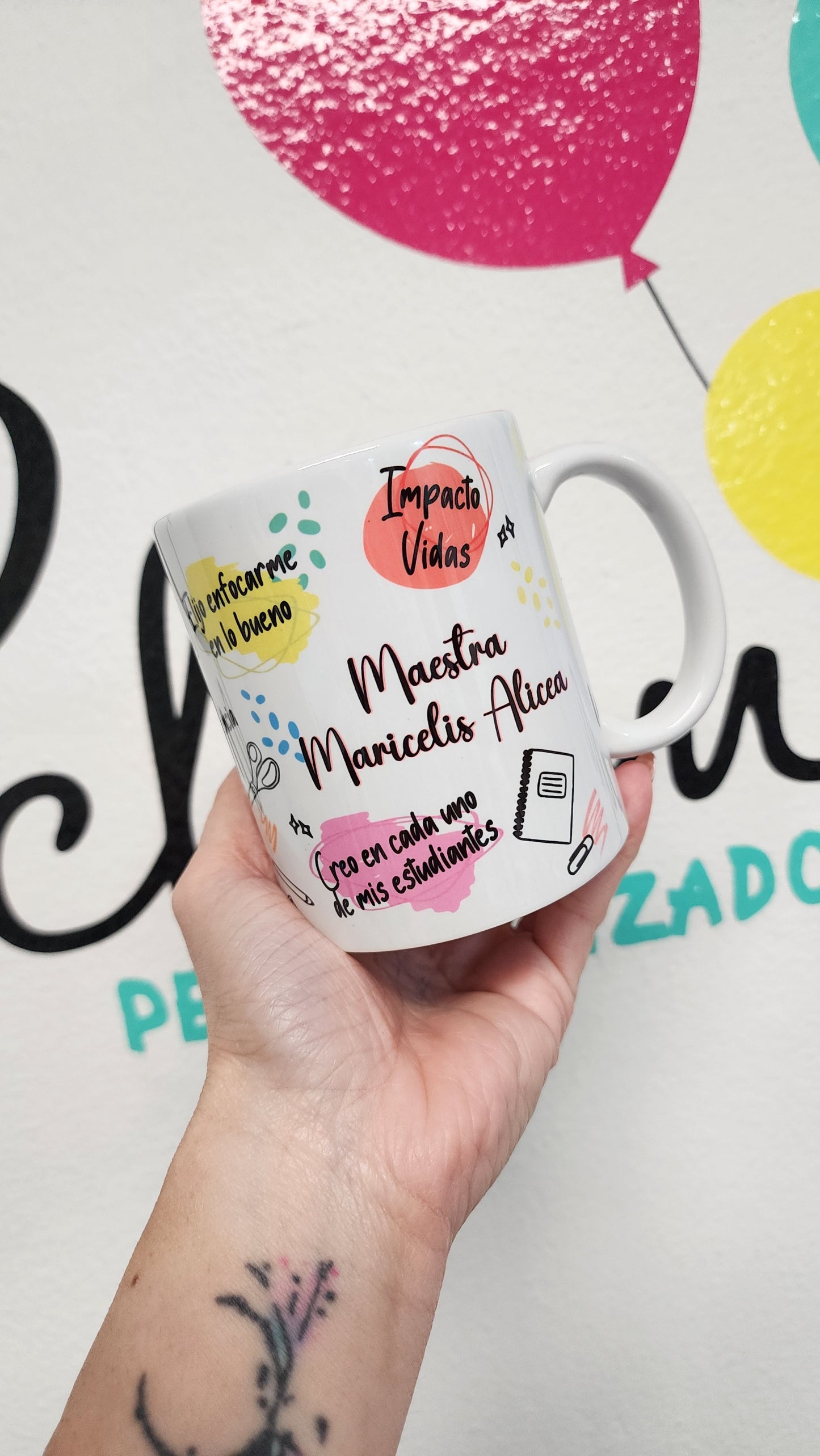 Taza blanca frases positivas Maestra